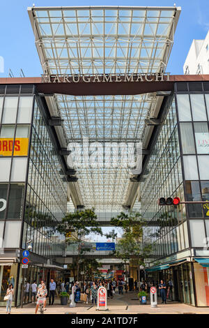 Kagawa, JAPON - 27 juillet 2019 : Takamatsu récemment rénové du principal quartier commerçant. Banque D'Images