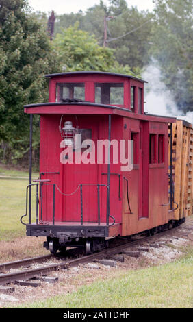 A little red wagon de voiture est la dernière voiture sur ce trajet en train à vapeur miniature Banque D'Images