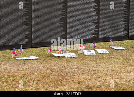 South Bend Indiana USA, le 21 septembre 2019 ; Drapeaux et photos sont fixées à la base du mur commémoratif de voyage Banque D'Images