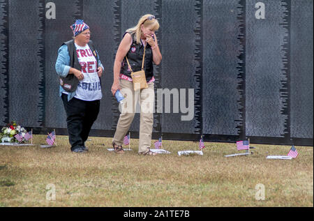 South Bend Indiana USA, le 21 septembre 2019 ; deux femmes à pied le long du mur commémoratif de voyage, regardant les noms et les photos de soldats morts au fr Banque D'Images