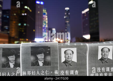 *** Strictement AUCUNE VENTES À DES MÉDIAS OU DES ÉDITEURS FRANÇAIS *** 28 septembre 2019 - Hong Kong, Chine : des pancartes contre Hong Kong chef de la carrie Lam et le dirigeant chinois Mao Zedong sont laissés sur un pont près de parc Tamar, où des dizaines de milliers de personnes a marqué le cinquième anniversaire de l'égide du mouvement. Banque D'Images