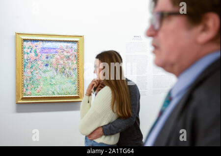 Vienne, Autriche. 28 Sep, 2019. Les visiteurs marchent par des peintures de Claude Monet, peintre français lors de l'exposition.La Collection Batliner dans Albertina Museum présente ses vastes collections de peintures moderniste classique, qui proviennent de la Collection Batliner. Le sommaire des chapitres les plus intéressants de 130 ans d'histoire de l'art est rendu possible par cette collection permanente de divers peintres. Credit : SOPA/Alamy Images Limited Live News Banque D'Images