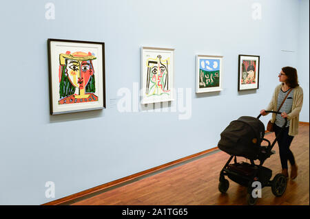 Vienne, Autriche. 28 Sep, 2019. Une femme admire peintures dans l'une des chambres au cours de l'exposition.La Collection Batliner dans Albertina Museum présente ses vastes collections de peintures moderniste classique, qui proviennent de la Collection Batliner. Le sommaire des chapitres les plus intéressants de 130 ans d'histoire de l'art est rendu possible par cette collection permanente de divers peintres. Credit : SOPA/Alamy Images Limited Live News Banque D'Images