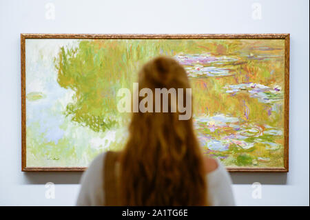 Vienne, Autriche. 28 Sep, 2019. Une femme regarde une peinture de Claude Monet, peintre français lors de l'exposition.La Collection Batliner dans Albertina Museum présente ses vastes collections de peintures moderniste classique, qui proviennent de la Collection Batliner. Le sommaire des chapitres les plus intéressants de 130 ans d'histoire de l'art est rendu possible par cette collection permanente de divers peintres. Credit : SOPA/Alamy Images Limited Live News Banque D'Images