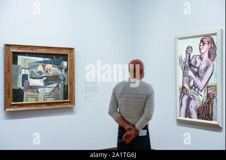 Vienne, Autriche. 28 Sep, 2019. Un homme regarde les peintures de Pablo Picasso, peintre espagnol lors de l'exposition.La Collection Batliner dans Albertina Museum présente ses vastes collections de peintures moderniste classique, qui proviennent de la Collection Batliner. Le sommaire des chapitres les plus intéressants de 130 ans d'histoire de l'art est rendu possible par cette collection permanente de divers peintres. Credit : SOPA/Alamy Images Limited Live News Banque D'Images