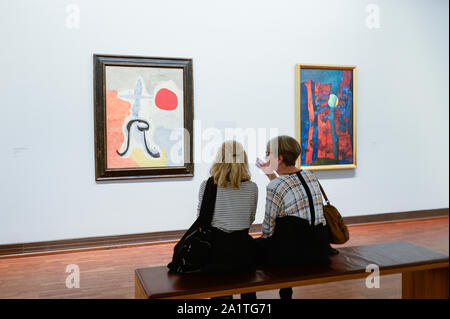 Vienne, Autriche. 28 Sep, 2019. Les visiteurs d'admirer des peintures dans l'une des chambres au cours de l'exposition.La Collection Batliner dans Albertina Museum présente ses vastes collections de peintures moderniste classique, qui proviennent de la Collection Batliner. Le sommaire des chapitres les plus intéressants de 130 ans d'histoire de l'art est rendu possible par cette collection permanente de divers peintres. Credit : SOPA/Alamy Images Limited Live News Banque D'Images