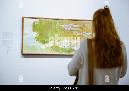 Vienne, Autriche. 28 Sep, 2019. Une femme regarde une peinture de Claude Monet, peintre français lors de l'exposition.La Collection Batliner dans Albertina Museum présente ses vastes collections de peintures moderniste classique, qui proviennent de la Collection Batliner. Le sommaire des chapitres les plus intéressants de 130 ans d'histoire de l'art est rendu possible par cette collection permanente de divers peintres. Credit : SOPA/Alamy Images Limited Live News Banque D'Images