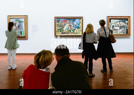 Vienne, Autriche. 28 Sep, 2019. Les visiteurs regarder des peintures de Pablo Picasso, peintre espagnol lors de l'exposition.La Collection Batliner dans Albertina Museum présente ses vastes collections de peintures moderniste classique, qui proviennent de la Collection Batliner. Le sommaire des chapitres les plus intéressants de 130 ans d'histoire de l'art est rendu possible par cette collection permanente de divers peintres. Credit : SOPA/Alamy Images Limited Live News Banque D'Images