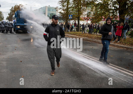 Lublin, Pologne. 28 Sep, 2019. Les manifestants d'extrême droite sont cannoned de l'eau par la police lors de la Marche pour l'égalité dans la ville polonaise de Lublin.la police a utilisé la force, des gaz lacrymogènes et du poivre de cayenne sur les manifestants d'extrême-droite et les hooligans d'essayer de perturber un défilé LGBT. L'affrontement avec la police au cours de la Marche pour l'égalité a eu lieu à l'est de la ville polonaise de Lublin. Il s'agit de la Pologne en tant que mouvement de défense des droits des gays deviennent plus vocal, provoquant une réaction de conservateurs sociaux majoritairement dans les pays Catholiques. La décision du parti Droit et Justice, illustre le mouvement LGBT une menace pour les traditions polonaises. Cr Banque D'Images