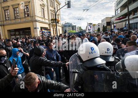 Lublin, Pologne. 28 Sep, 2019. Les manifestants d'extrême droite, en conflit avec les forces de police lors de la Marche pour l'égalité dans la ville polonaise de Lublin.la police a utilisé la force, des gaz lacrymogènes et du poivre de cayenne sur les manifestants d'extrême-droite et les hooligans d'essayer de perturber un défilé LGBT. L'affrontement avec la police au cours de la Marche pour l'égalité a eu lieu à l'est de la ville polonaise de Lublin. Il s'agit de la Pologne en tant que mouvement de défense des droits des gays deviennent plus vocal, provoquant une réaction de conservateurs sociaux majoritairement dans les pays Catholiques. La décision du parti Droit et Justice, illustre le mouvement LGBT une menace pour les traditions polonaises. Credit : Banque D'Images