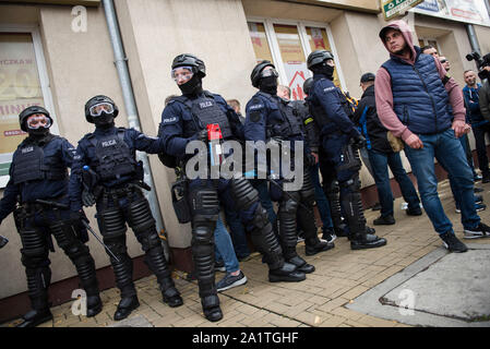 Lublin, Pologne. 28 Sep, 2019. Les forces de police d'une garde d'extrême-droite protestataire détenue pendant la marche pour l'égalité dans la ville polonaise de Lublin.la police a utilisé la force, des gaz lacrymogènes et du poivre de cayenne sur les manifestants d'extrême-droite et les hooligans d'essayer de perturber un défilé LGBT. L'affrontement avec la police au cours de la Marche pour l'égalité a eu lieu à l'est de la ville polonaise de Lublin. Il s'agit de la Pologne en tant que mouvement de défense des droits des gays deviennent plus vocal, provoquant une réaction de conservateurs sociaux majoritairement dans les pays Catholiques. La décision du parti Droit et Justice, illustre le mouvement LGBT une menace pour les traditions polonaises. Credit : Banque D'Images