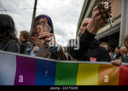 Lublin, Pologne. 28 Sep, 2019. Les manifestants d'extrême-droite maintenez rosaires et une image de Jésus Christ durant la marche pour l'égalité dans la ville polonaise de Lublin.la police a utilisé la force, des gaz lacrymogènes et du poivre de cayenne sur les manifestants d'extrême-droite et les hooligans d'essayer de perturber un défilé LGBT. L'affrontement avec la police au cours de la Marche pour l'égalité a eu lieu à l'est de la ville polonaise de Lublin. Il s'agit de la Pologne en tant que mouvement de défense des droits des gays deviennent plus vocal, provoquant une réaction de conservateurs sociaux majoritairement dans les pays Catholiques. La décision du parti Droit et Justice, illustre le mouvement LGBT une menace pour polir tradit Banque D'Images