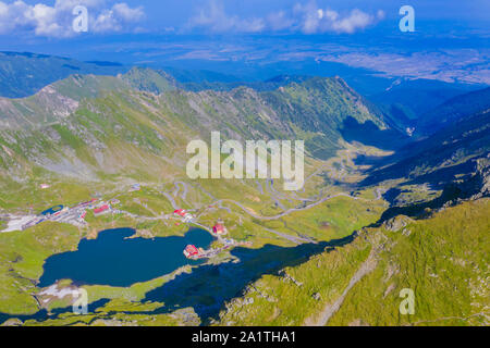 Balea repère dans les Carpates roumaines, été paysage aérien du lac et des chalets. Banque D'Images