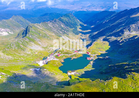 Balea monument vu du dessus : le lac, chalets et Transfagarasan road dans un paysage d'été Banque D'Images