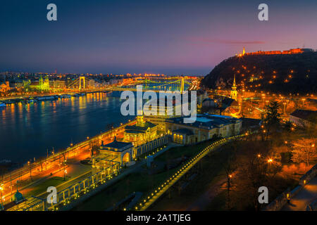 L'emplacement de voyage pittoresque. Belle soirée cityscape panorama avec lumineux fantastique pont Elisabeth et du Danube river à su coloré Banque D'Images