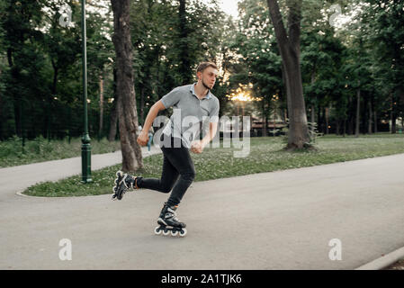 Le roller, patineur masculin dans l'action de roulement Banque D'Images