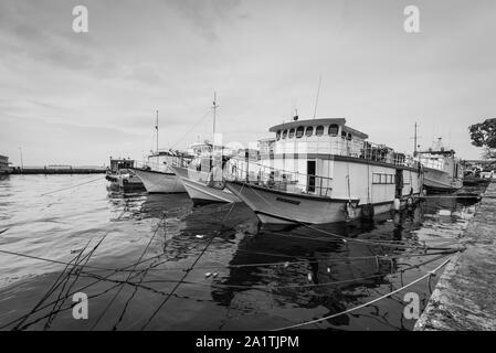 Male, Maldives - Le 16 novembre 2017 : la pêche et le transport des bateaux sont amarrés à la jetée de l'île de mâles dans les Maldives. La photographie en noir et blanc. Banque D'Images