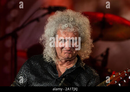 New York, NY - 28 septembre 2019 : Brian May joue avec lit Queen  + Adam Lambert sur scène lors du Festival Citoyen du monde 2019 au Parc Central Banque D'Images