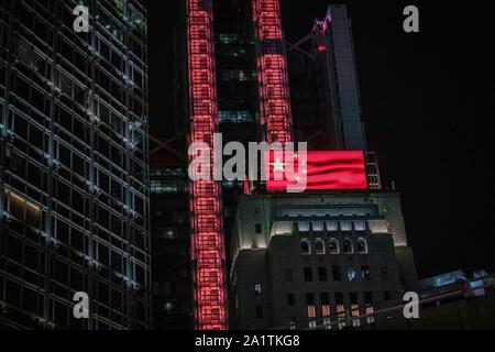 Hong Kong, Chine. 28 Sep, 2019. Une vue sur un écran au-dessus du bâtiment au Centre Financier Central souligne le 70e anniversaire de la République populaire de Chine au cours d'un rallyDemonstrations continuent à Hong Kong dans une autre nuit de manifestations lors de la commémoration du 5e anniversaire de l'égide Mouvement à Tamar Park. Credit : SOPA/Alamy Images Limited Live News Banque D'Images