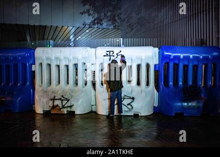 Hong Kong, Chine. 28 Sep, 2019. Un manifestant fait un graffiti sur les barricades à l'avant du Conseil législatif de Hong Kong pendant un rassemblement.Les manifestations continuent à Hong Kong dans une autre nuit de manifestations lors de la commémoration du 5e anniversaire de l'égide Mouvement à Tamar Park. Credit : SOPA/Alamy Images Limited Live News Banque D'Images