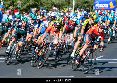 Les cyclistes en descendant la rue Rundle à Adélaïde en Australie du Sud au cours de la classique, dans le cadre de la première course du Tour Down Under. Banque D'Images