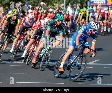 Les cyclistes en descendant la rue Rundle à Adélaïde en Australie du Sud au cours de la classique, dans le cadre de la première course du Tour Down Under. Banque D'Images