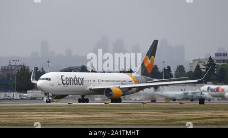 Richmond, Colombie-Britannique, Canada. 23 Juin, 2019. Un Condor Flugdienst Boeing 767-300ER gros-avion de ligne décolle à l'Aéroport International de Vancouver le dimanche, Juin 23, 2019. Credit : Bayne Stanley/ZUMA/Alamy Fil Live News Banque D'Images