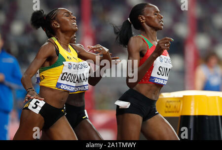 Doha, Qatar. 28 Sep, 2019. Halimah Nakaayi (arrière) de l'Ouganda est en concurrence avec Natoya Goule (avant) de la Jamaïque la demi-finale du 800 m femmes lors de la 2019 es Championnats du Monde de Doha, au Qatar, le 28 septembre 2019. Credit : Wang Lili/Xinhua/Alamy Live News Banque D'Images