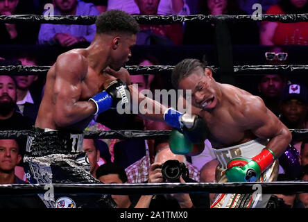 Los Angeles, USA. 28 Sep, 2019. Septembre 28, 2019, Los Angeles, Californie, É.-U. : Errol Spence Jr. (noir) a frappé les troncs et assomme Shawn Porter dans le 11e round samedi. Jr Spence a pris la victoire par décision partagée pour le champion du monde titre de l'unification. Credit : ZUMA Press, Inc./Alamy Live News Banque D'Images