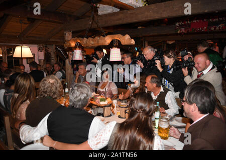 Munich, Allemagne. 28 Sep, 2019. Photographes Photographie dans le beetle tente sur la Wiesn. Le plus grand festival de musique folklorique dans le monde dure jusqu'au 6 octobre. Crédit : Felix Hörhager/dpa/Alamy Live News Banque D'Images