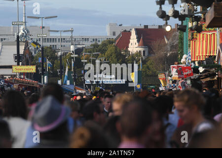 Munich, Allemagne. 28 Sep, 2019. Beaucoup de visiteurs traversent la Wiesn. Le plus grand festival de musique folklorique dans le monde dure jusqu'au 6 octobre. Crédit : Felix Hörhager/dpa/Alamy Live News Banque D'Images