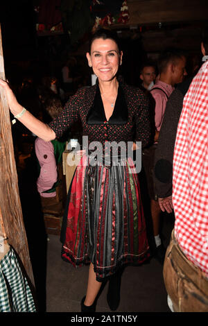 Munich, Allemagne. 28 Sep, 2019. Le docteur Marion Kiechle célèbre dans le beetle tente de la Wiesn. Le plus grand festival de musique folklorique dans le monde dure jusqu'au 6 octobre. Crédit : Felix Hörhager/dpa/Alamy Live News Banque D'Images