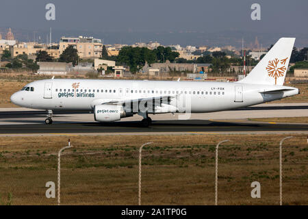 GetJet Airlines Airbus A320-214 (Reg : LY-FOX) sur le bail avec Air Malta pour les mois d'été. Banque D'Images