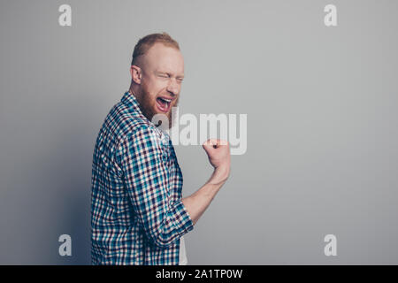 Beau Beau jolie insouciante négligence homme debout isolé sur mur gris clair avec copie du texte dans l'espace élégant de style décontracté à la mode checkered Banque D'Images