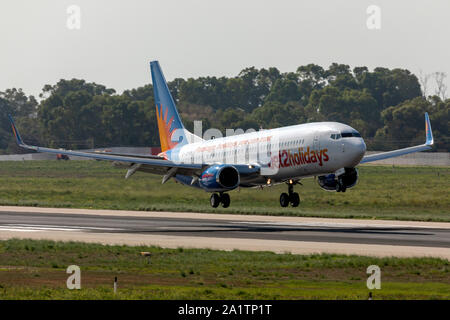 Jet2 Holidays Boeing 737-8K5 (Reg : G-JZHA) sur touchez la piste 31. Banque D'Images