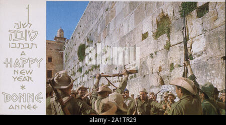 Une vieille carte postale pour la fête du Nouvel An juif Rosh Hashana ou photo de roulement des soldats israéliens dans le mur ouest célébrant la victoire sur l'armée jordanienne au cours de guerre de 1967. Banque D'Images