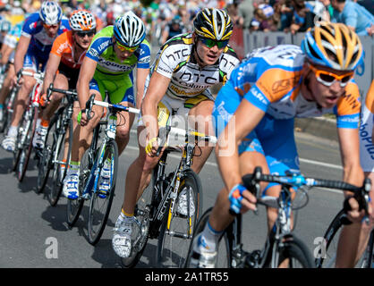 Les cyclistes en descendant la rue Rundle pendant le Down Under Classic, la première course du Tour Down Under à Adélaïde en Australie. Banque D'Images