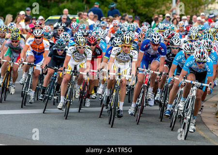 Les cyclistes en descendant la rue Rundle pendant le Down Under Classic, la première course du Tour Down Under à Adélaïde en Australie. Banque D'Images