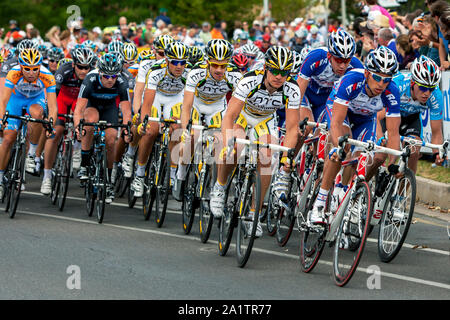 Les cyclistes en descendant la rue Rundle pendant le Down Under Classic, la première course du Tour Down Under à Adélaïde en Australie. Banque D'Images