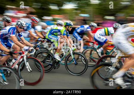 Les cyclistes en descendant la rue Rundle pendant le Down Under Classic, la première course du Tour Down Under à Adélaïde en Australie. Banque D'Images