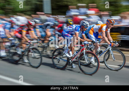 Les cyclistes en descendant la rue Rundle pendant le Down Under Classic, la première course du Tour Down Under à Adélaïde en Australie. Banque D'Images