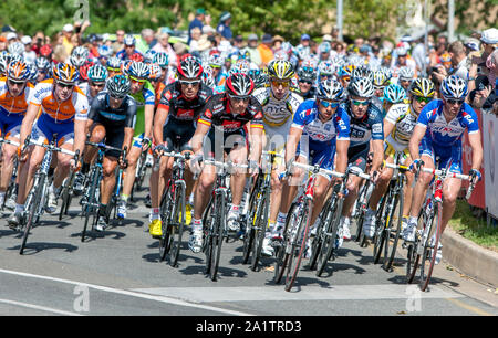 Les cyclistes en descendant la rue Rundle pendant le Down Under Classic, la première course du Tour Down Under à Adélaïde en Australie. Banque D'Images