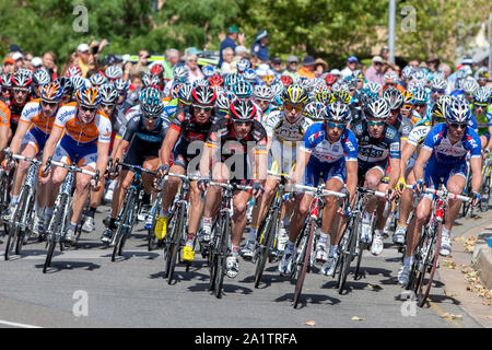 Les cyclistes en descendant la rue Rundle pendant le Down Under Classic, la première course du Tour Down Under à Adélaïde en Australie. Banque D'Images