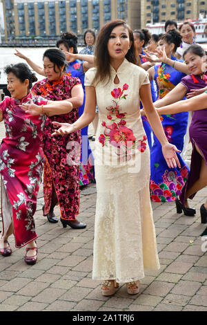 Londres, Royaume-Uni. 28 Sep, 2019. Chine Grande-bretagne Business Women Association accueille le 2e Festival de la mode Chine Grande-bretagne "Qipao" les Chinois du continent chinois nés à l'étranger et de chanter ensemble (我和我的祖国)Moi et mon pays. À la célébration d'une grande Chine 70e Journée nationale de la Chine en 2019. 'Un Qipao chinois' Flash mob. Les Chinois dans 28 comtés et villes d'Angleterre participer dans les milliers de cheongsams et fin à Londres aujourd'hui sur le 28 septembre 2019, au Royaume-Uni. Credit Photo : Alamy/Capital Live News Banque D'Images