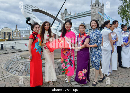 Londres, Royaume-Uni. 28 Sep, 2019. Chine Grande-bretagne Business Women Association accueille le 2e Festival de la mode Chine Grande-bretagne "Qipao" les Chinois du continent chinois nés à l'étranger et de chanter ensemble (我和我的祖国)Moi et mon pays. À la célébration d'une grande Chine 70e Journée nationale de la Chine en 2019. 'Un Qipao chinois' Flash mob. Les Chinois dans 28 comtés et villes d'Angleterre participer dans les milliers de cheongsams et fin à Londres aujourd'hui sur le 28 septembre 2019, au Royaume-Uni. Credit Photo : Alamy/Capital Live News Banque D'Images