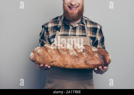 Cropped portrait photo de grande pâtisserie maison dans l'homme mains isola Banque D'Images