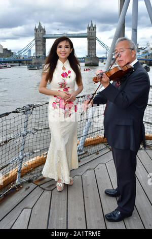 Londres, Royaume-Uni. 28 Sep, 2019. Chine Grande-bretagne Business Women Association accueille le 2e Festival de la mode Chine Grande-bretagne "Qipao" les Chinois du continent chinois nés à l'étranger et de chanter ensemble (我和我的祖国)Moi et mon pays. À la célébration d'une grande Chine 70e Journée nationale de la Chine en 2019. 'Un Qipao chinois' Flash mob. Les Chinois dans 28 comtés et villes d'Angleterre participer dans les milliers de cheongsams et fin à Londres aujourd'hui sur le 28 septembre 2019, au Royaume-Uni. Credit Photo : Alamy/Capital Live News Banque D'Images