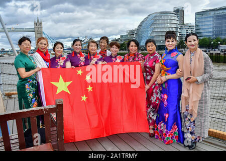 Londres, Royaume-Uni. 28 Sep, 2019. Chine Grande-bretagne Business Women Association accueille le 2e Festival de la mode Chine Grande-bretagne "Qipao" les Chinois du continent chinois nés à l'étranger et de chanter ensemble (我和我的祖国)Moi et mon pays. À la célébration d'une grande Chine 70e Journée nationale de la Chine en 2019. 'Un Qipao chinois' Flash mob. Les Chinois dans 28 comtés et villes d'Angleterre participer dans les milliers de cheongsams et fin à Londres aujourd'hui sur le 28 septembre 2019, au Royaume-Uni. Credit Photo : Alamy/Capital Live News Banque D'Images