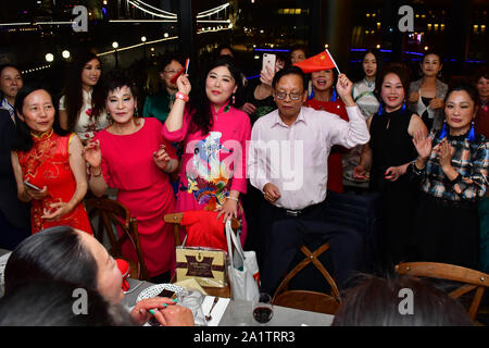Londres, Royaume-Uni. 28 Sep, 2019. Honorables 卢海田 参赞 le conseiller Lu Hai Tian de l'ambassade de Chine à Londres participe à la célébration de la 70e Journée nationale de la Chine en 2019 et d'un 'Chinois' Qipao flash mob, Londres, 28 septembre 2019, au Royaume-Uni. Credit Photo : Alamy/Capital Live News Banque D'Images