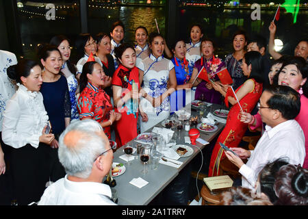 Londres, Royaume-Uni. 28 Sep, 2019. Chine Grande-bretagne Business Women Association accueille le 2e Festival de la mode Chine Grande-bretagne "Qipao" les Chinois du continent chinois nés à l'étranger et de chanter ensemble (我和我的祖国)Moi et mon pays. À la célébration d'une grande Chine 70e Journée nationale de la Chine en 2019. 'Un Qipao chinois' Flash mob. Les Chinois dans 28 comtés et villes d'Angleterre participer dans les milliers de cheongsams et fin à Londres aujourd'hui sur le 28 septembre 2019, au Royaume-Uni. Credit Photo : Alamy/Capital Live News Banque D'Images